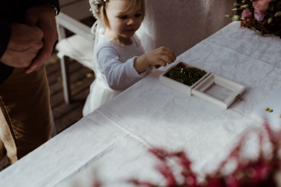 其他.哈苏大师获奖作品集.2021.婚礼.Mati Machner.个人项目.Autumn_Vintage_Wedding_Gaaden,_Lower_Austria的摄影作品-Blumenm_C3_A4dchen-nimmt-die-Eheringe-und-gibt-sie-dem-Brautpaar-