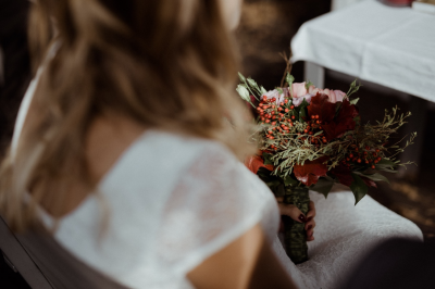 其他.哈苏大师获奖作品集.2021.婚礼.Mati Machner.个人项目.Autumn_Vintage_Wedding_Gaaden,_Lower_Austria的摄影作品-Braut-sitzend-mit-ihrem-Boho-Brautstrau_C3_9F-