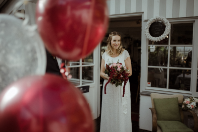 其他.哈苏大师获奖作品集.2021.婚礼.Mati Machner.个人项目.Autumn_Vintage_Wedding_Gaaden,_Lower_Austria的摄影作品-Braut-steht-mit-ihrem-Brautstrau_C3_9F-und-wartet-auf-die-Trauung-