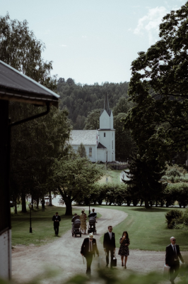 其他.哈苏大师获奖作品集.2021.婚礼.Mati Machner.个人项目.Bohemian_Vintage_Rustic_Barn_Wedding_Holmsbu,_Norway_的摄影作品-Hochzeitsfeier-beginnt-bei-einer-alternativen-Bohemian-Vintage-Scheunen-Location-Hochzeit-in-Holsmbu-Asker-bei-O 1