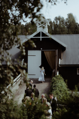 其他.哈苏大师获奖作品集.2021.婚礼.Mati Machner.个人项目.Bohemian_Vintage_Rustic_Barn_Wedding_Holmsbu,_Norway_的摄影作品-Hochzeitsfeier-beginnt-bei-einer-alternativen-Bohemian-Vintage-Scheunen-Location-Hochzeit-in-Holsmbu-Asker-bei-O 2