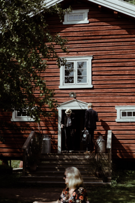 其他.哈苏大师获奖作品集.2021.婚礼.Mati Machner.个人项目.Bohemian_Vintage_Rustic_Barn_Wedding_Holmsbu,_Norway_的摄影作品-Hochzeitsfeier-beginnt-bei-einer-alternativen-Bohemian-Vintage-Scheunen-Location-Hochzeit-in-Holsmbu-Asker-bei-Oslo-