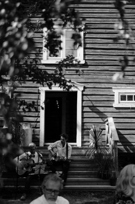 其他.哈苏大师获奖作品集.2021.婚礼.Mati Machner.个人项目.Bohemian_Vintage_Rustic_Barn_Wedding_Holmsbu,_Norway_的摄影作品-Musikband-und-Gesang-bei-einer-alternativen-Bohemian-Vintage-Scheunen-Location-Hochzeit-in-Holsmbu-Asker-bei-Oslo-in