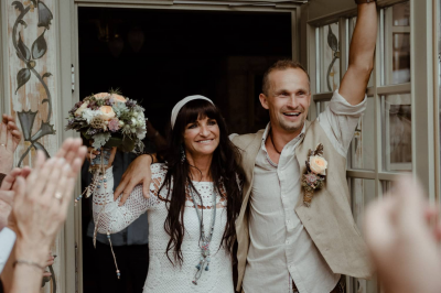 其他.哈苏大师获奖作品集.2021.婚礼.Mati Machner.个人项目.Bohemian_Vintage_Rustic_Barn_Wedding_Holmsbu,_Norway_的摄影作品-Vintage-Boho-Hochzeit-Wein-Guth-Rathbauer-Kottingbrunn-49