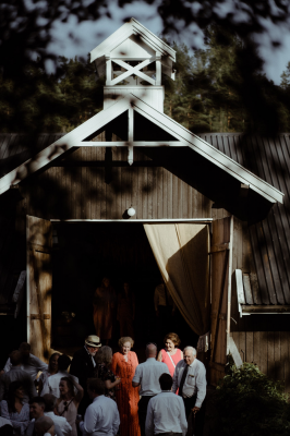 其他.哈苏大师获奖作品集.2021.婚礼.Mati Machner.个人项目.Bohemian_Vintage_Rustic_Barn_Wedding_Holmsbu,_Norway_的摄影作品-Wunderbarer-Scheuneneingang-bei-einer-alternativen-Boho-Vintage-Scheunen-Location-Hochzeit-in-Holsmbu-Asker-bei-Oslo