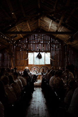 其他.哈苏大师获奖作品集.2021.婚礼.Mati Machner.个人项目.Bohemian_Vintage_Rustic_Barn_Wedding_Holmsbu,_Norway_的摄影作品-Wundersch_C3_B6ne-Barn-bei-einer-alternativen-Boho-Vintage-Scheunen-Location-Hochzeit-in-Holsmbu-Asker-bei-Oslo-in-N