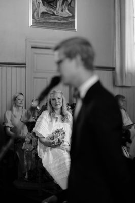 其他.哈苏大师获奖作品集.2021.婚礼.Mati Machner.个人项目.Bohemian_Vintage_Rustic_Barn_Wedding_Holmsbu,_Norway_的摄影作品-Braut-h_C3_B6rt-Musik-zu-bei-einer-Bohemian-Vintage-Scheunen-Hochzeit-in-einer-Kirche-Kirke-in-Holsmbu-Asker-bei-Osl