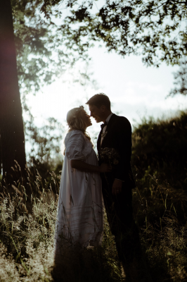 其他.哈苏大师获奖作品集.2021.婚礼.Mati Machner.个人项目.Bohemian_Vintage_Rustic_Barn_Wedding_Holmsbu,_Norway_的摄影作品-Brautpaar-beim-Foto-Shoot-f_C3_BCr-die-Brautpaarfotos-bei-einer-alternativen-Boho-Vintage-Scheunen-Location-Hochzeit