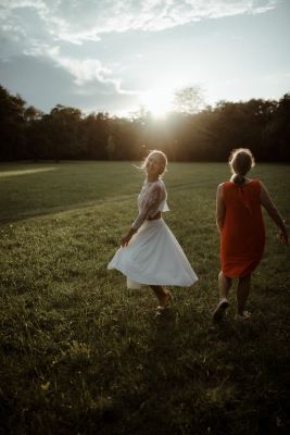 其他.哈苏大师获奖作品集.2021.婚礼.Mati Machner.个人项目.Boho_Outdoor_Wedding_Castle_Park_Laxenburg_的摄影作品-Braut-dreht-sich-bei-Sonnenuntergang-f_C3_BCr-das-Foto-um