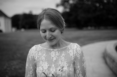 其他.哈苏大师获奖作品集.2021.婚礼.Mati Machner.个人项目.Boho_Outdoor_Wedding_Castle_Park_Laxenburg_的摄影作品-Braut-kurz-nach-dem-First-look