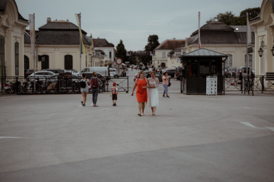 其他.哈苏大师获奖作品集.2021.婚礼.Mati Machner.个人项目.Boho_Outdoor_Wedding_Castle_Park_Laxenburg_的摄影作品-Braut-und-Trauzeugin-kommen-an-kurz-vor-der-Trauung-