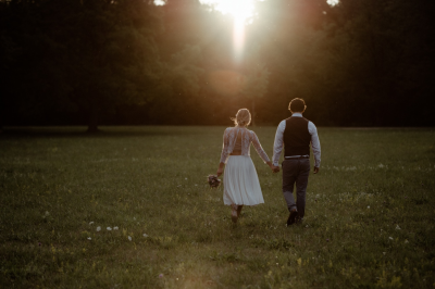 其他.哈苏大师获奖作品集.2021.婚礼.Mati Machner.个人项目.Boho_Outdoor_Wedding_Castle_Park_Laxenburg_的摄影作品-Brautpaar-geht-bei-Sonnenuntergang-Richtung-Sonne-_09