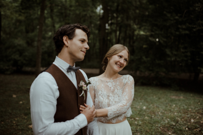 其他.哈苏大师获奖作品集.2021.婚礼.Mati Machner.个人项目.Boho_Outdoor_Wedding_Castle_Park_Laxenburg_的摄影作品-Brautpaar-gibt-sich-das-Ja-Wort-