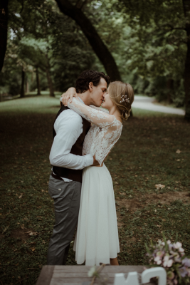 其他.哈苏大师获奖作品集.2021.婚礼.Mati Machner.个人项目.Boho_Outdoor_Wedding_Castle_Park_Laxenburg_的摄影作品-Trauung-bei-der-intimen-Elopement-Hochzeit-im-Laxenburger-Schlosspark-bei-Wien 2