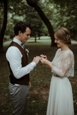 其他.哈苏大师获奖作品集.2021.婚礼.Mati Machner.个人项目.Boho_Outdoor_Wedding_Castle_Park_Laxenburg_的摄影作品-Trauung-bei-der-intimen-Elopement-Hochzeit-im-Laxenburger-Schlosspark-bei-Wien 3