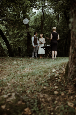 其他.哈苏大师获奖作品集.2021.婚礼.Mati Machner.个人项目.Boho_Outdoor_Wedding_Castle_Park_Laxenburg_的摄影作品-Trauung-bei-der-intimen-Elopement-Hochzeit-im-Laxenburger-Schlosspark-bei-Wien 4