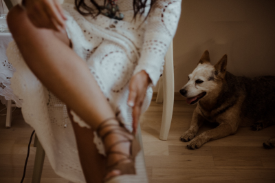 其他.哈苏大师获奖作品集.2021.婚礼.Mati Machner.个人项目.Boho_Vintage_Wedding_Kottingbrunn,_Austria的摄影作品-Braut-zieht-Schuhe-an-und-ihr-Hund-ist-dabei-beim-getting-ready