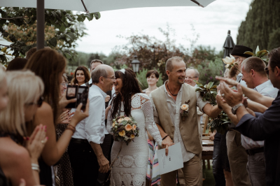 其他.哈苏大师获奖作品集.2021.婚礼.Mati Machner.个人项目.Boho_Vintage_Wedding_Kottingbrunn,_Austria的摄影作品-Auszug-bei-der-Hochzeit-beim-Rathbauer-in-Kottingbrunn-Nieder_C3_B6sterreich- 1