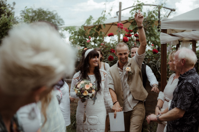 其他.哈苏大师获奖作品集.2021.婚礼.Mati Machner.个人项目.Boho_Vintage_Wedding_Kottingbrunn,_Austria的摄影作品-Auszug-bei-der-Hochzeit-beim-Rathbauer-in-Kottingbrunn-Nieder_C3_B6sterreich-