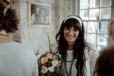 其他.哈苏大师获奖作品集.2021.婚礼.Mati Machner.个人项目.Boho_Vintage_Wedding_Kottingbrunn,_Austria的摄影作品-Braut-h_C3_A4lt-Brautstrau_C3_9F-und-ist-sehr-gl_C3_BCcklich-