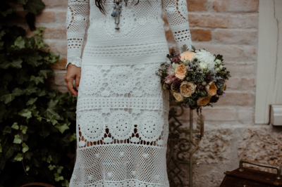 其他.哈苏大师获奖作品集.2021.婚礼.Mati Machner.个人项目.Boho_Vintage_Wedding_Kottingbrunn,_Austria的摄影作品-Braut-h_C3_A4lt-ihren-Brautstrau_C3_9F-