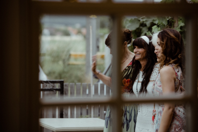 其他.哈苏大师获奖作品集.2021.婚礼.Mati Machner.个人项目.Boho_Vintage_Wedding_Kottingbrunn,_Austria的摄影作品-Braut-l_C3_A4sst-sich-mit-anderen-G_C3_A4sten-fotografieren-