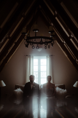 其他.哈苏大师获奖作品集.2021.婚礼.Mati Machner.个人项目.Cinematic_Winter_Wedding_Hofburg_Maisenburg_Hayingen,_Germany的摄影作品-Indoor-Shooting-und-Brautpaarfotos-bei-einer-wunderbaren-intimen-Elopement-Winterhochzeit-bei-der-Hochzeits