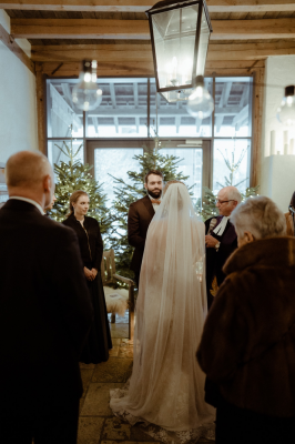 其他.哈苏大师获奖作品集.2021.婚礼.Mati Machner.个人项目.Cinematic_Winter_Wedding_Hofburg_Maisenburg_Hayingen,_Germany的摄影作品-Trauung-bei-einer-wunderbaren-intimen-Elopement-Winterhochzeit-bei-der-Hochzeitslocation-Hofgut-Maisenb 1