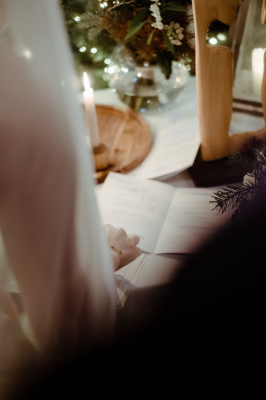 其他.哈苏大师获奖作品集.2021.婚礼.Mati Machner.个人项目.Cinematic_Winter_Wedding_Hofburg_Maisenburg_Hayingen,_Germany的摄影作品-Trauung-bei-einer-wunderbaren-intimen-Elopement-Winterhochzeit-bei-der-Hochzeitslocation-Hofgut-Maisenb 2