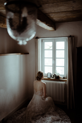其他.哈苏大师获奖作品集.2021.婚礼.Mati Machner.个人项目.Cinematic_Winter_Wedding_Hofburg_Maisenburg_Hayingen,_Germany的摄影作品-Braut-zieht-Schmuck-an-beim-Getting-Ready-der-Braut-bei-einer-wunderbaren-intimen-Winterhochzeit-bei-de 2