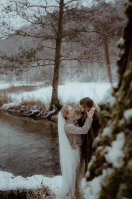 其他.哈苏大师获奖作品集.2021.婚礼.Mati Machner.个人项目.Cinematic_Winter_Wedding_Hofburg_Maisenburg_Hayingen,_Germany的摄影作品-Brautpaarfotos-und-Shooting-bei-einer-wunderbaren-intimen-Elopement-Winterhochzeit-bei-der-Hochzeitslocatio