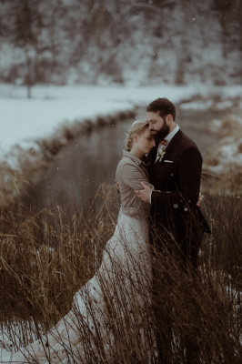 其他.哈苏大师获奖作品集.2021.婚礼.Mati Machner.个人项目.Cinematic_Winter_Wedding_Hofburg_Maisenburg_Hayingen,_Germany的摄影作品-Brautpaarfotos-und-Shooting-bei-einer-wunderbaren-intimen-Winterhochzeit-bei-der-Hochzeitslocation-Hofgut-M