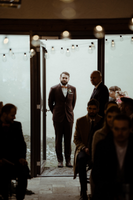 其他.哈苏大师获奖作品集.2021.婚礼.Mati Machner.个人项目.Cinematic_Winter_Wedding_Hofburg_Maisenburg_Hayingen,_Germany的摄影作品-Br_C3_A4utigam-empf_C3_A4ngt-die-Hochzeitsg_C3_A4ste-bei-einer-wunderbaren-intimen-Elopement-Winterhochzeit