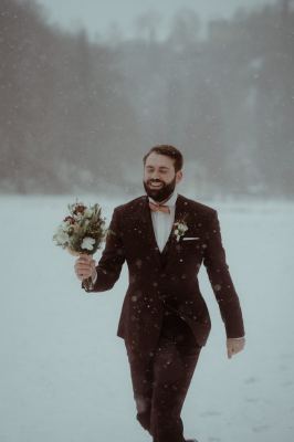 其他.哈苏大师获奖作品集.2021.婚礼.Mati Machner.个人项目.Cinematic_Winter_Wedding_Hofburg_Maisenburg_Hayingen,_Germany的摄影作品-Br_C3_A4utigam-h_C3_A4lt-Brautstrauss-bei-einer-wunderbaren-intimen-Winterhochzeit-bei-der-Hochzeitslocatio