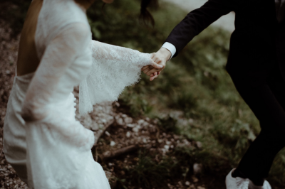其他.哈苏大师获奖作品集.2021.婚礼.Mati Machner.个人项目.Elopement_at_Green_Lake_Styria,_Austria_的摄影作品-Abenteurliches-Elopement-Shooting-beim-Gr_C3_BCnen-See-in-der-Steiermark-zusammen-mit-Hochzeitsfotograf-Mati-Photography- 1