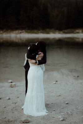 其他.哈苏大师获奖作品集.2021.婚礼.Mati Machner.个人项目.Elopement_at_Green_Lake_Styria,_Austria_的摄影作品-Brautpaar-bei-einem-intimen-Elopement-Shooting-am-Gr_C3_BCnen-See-in-der-Steiermark-in-_C3_96sterreich-mit-Hochzeitsfotograf-Mati