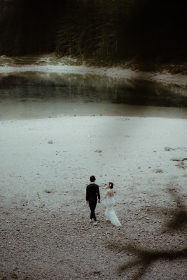 其他.哈苏大师获奖作品集.2021.婚礼.Mati Machner.个人项目.Elopement_at_Green_Lake_Styria,_Austria_的摄影作品-Brautpaar-l_C3_A4uft-zum-Wasser-beim-Elopement-Shooting-beim-Gr_C3_BCnen-See-in-der-Steiermark-zusammen-mit-Hochzeitsfotograf-Mat