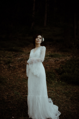 其他.哈苏大师获奖作品集.2021.婚礼.Mati Machner.个人项目.Elopement_at_Green_Lake_Styria,_Austria_的摄影作品-Bride-with-beautiful-wedding-dress-at-an-Elopement-wedding-at-Green-Lake-in-Austria-captured-by-wedding-photographer-Mati-Photogr