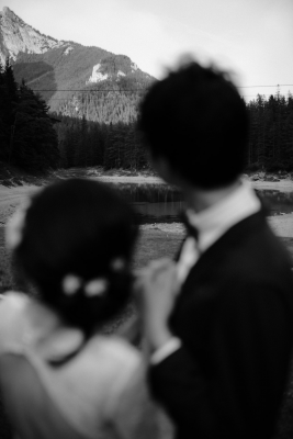 其他.哈苏大师获奖作品集.2021.婚礼.Mati Machner.个人项目.Elopement_at_Green_Lake_Styria,_Austria_的摄影作品-View-on-green-lake-in-Styria-and-a-couple