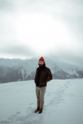 其他.哈苏大师获奖作品集.2021.婚礼.Mati Machner.个人项目.Mountain_Portrait_Shooting_Dolomites,_Italy的摄影作品-Mann-im-Schnee-bei-einer-Portr_C3_A4t-Session-in-den-Dolomiten-in-S_C3_BCdtirol-in-Italien-beim-Jaufenpass