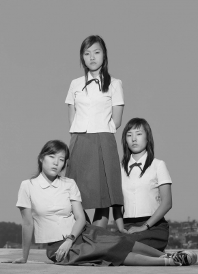 其他.韩国摄影师作品合集.Hein-Kuhn Oh.作品.여고생,_Highschool_girls_–_HEINKUHN_OH的摄影作品-10001