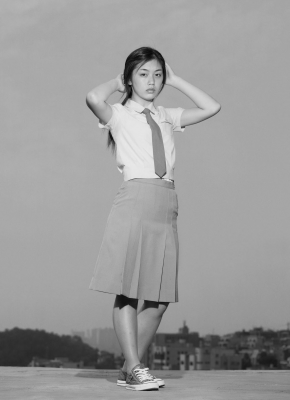 其他.韩国摄影师作品合集.Hein-Kuhn Oh.作品.여고생,_Highschool_girls_–_HEINKUHN_OH的摄影作品-10003