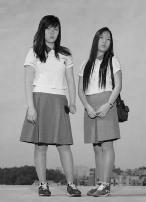 其他.韩国摄影师作品合集.Hein-Kuhn Oh.作品.여고생,_Highschool_girls_–_HEINKUHN_OH的摄影作品-10006