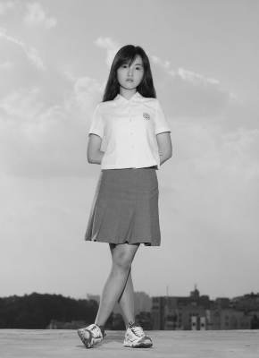 其他.韩国摄影师作品合集.Hein-Kuhn Oh.作品.여고생,_Highschool_girls_–_HEINKUHN_OH的摄影作品-10008