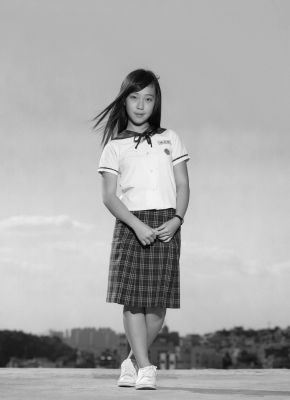 其他.韩国摄影师作品合集.Hein-Kuhn Oh.作品.여고생,_Highschool_girls_–_HEINKUHN_OH的摄影作品-10010