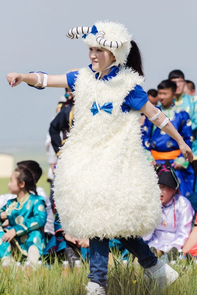 杨钰莹的写真-倒地也要