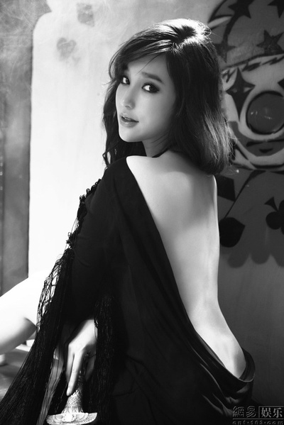 金莎的写真-金莎私密照曝光大秀美背