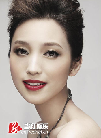 金莎的写真-金莎红唇艳妆照曝光 年后将玩新花样(图)