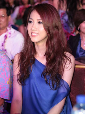 弦子的写真-弦子《你是你的》mv上演全裸床戏