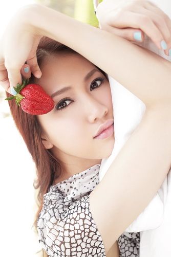 弦子的写真-弦子代言《兽血外传》玉女清纯写真